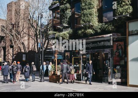 Londra, UK - 06 marzo 2020: Negozio di occhiali da sole a Covent Garden, una famosa zona turistica di Londra con molti negozi e ristoranti, gente a piedi Foto Stock