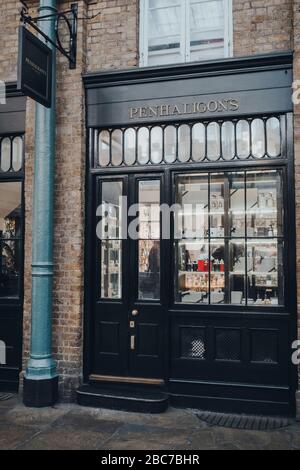 Londra, Regno Unito - 06 marzo 2020: Facciata del negozio di profumi Penhaligons a Covent Garden, un popolare luogo turistico di Londra famoso per caffè e negozi. Foto Stock