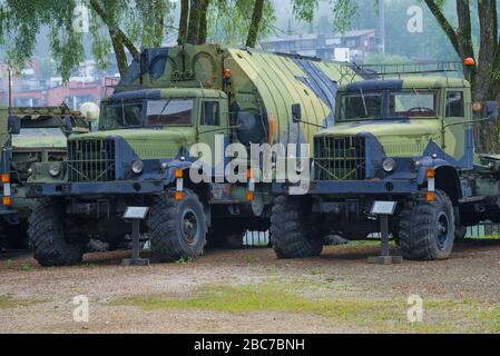 HAMEENLINNA, FINLANDIA - 21 LUGLIO 2018: cfr sovietici KRAZ-255 nel museo militare della città di Hameenlinna Foto Stock