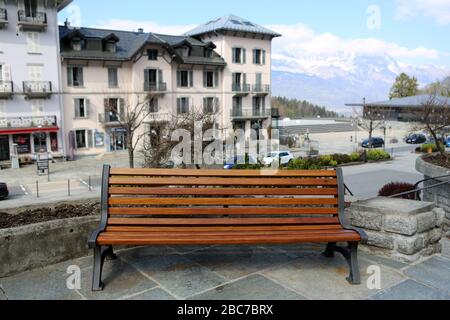 Banc en bois. Centro-ville. Saint-Gervais-les-Bains. Alta Savoia. Francia. Foto Stock