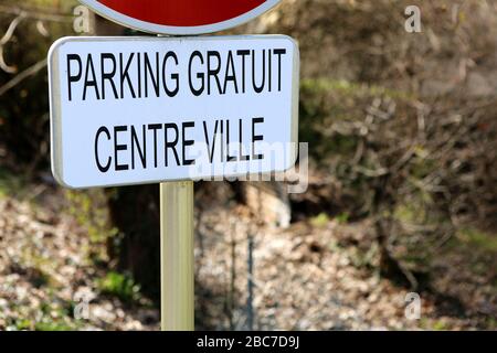 Panneau de signalisation routière : parcheggio gratuito centro-ville. Saint-Gervais-les-Bains. Alta Savoia. Francia. Foto Stock