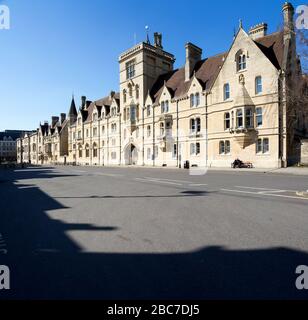 Oxford Broad Street e Balliol College abbandonati da tutti i turisti e gli acquirenti senza traffico durante l'blocco del virus corona Foto Stock