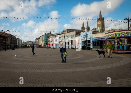 Truro, Cornovaglia, Regno Unito, 02/04/2020. La più grande città commerciale della Cornovaglia, Truro, è deserta durante l'alta stagione a causa del virus Corona. Foto Stock