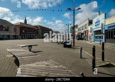 Truro, Cornovaglia, Regno Unito, 02/04/2020. La più grande città commerciale della Cornovaglia, Truro, è deserta durante l'alta stagione a causa del virus Corona. Foto Stock