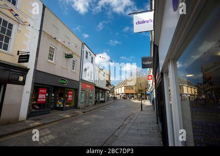 Truro, Cornovaglia, Regno Unito, 02/04/2020. La più grande città commerciale della Cornovaglia, Truro, è deserta durante l'alta stagione a causa del virus Corona. Foto Stock