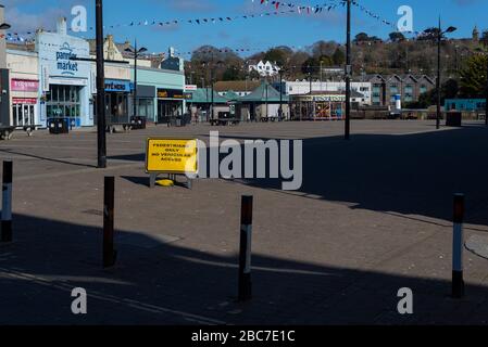 Truro, Cornovaglia, Regno Unito, 02/04/2020. La più grande città commerciale della Cornovaglia, Truro, è deserta durante l'alta stagione a causa del virus Corona. Foto Stock