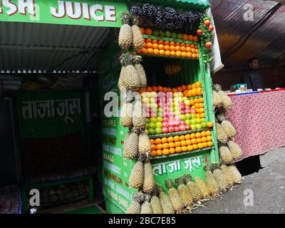 Manali, Himachal Pradesh, India - Marzo 2018: Bancarella di frutta marciapiede ripiena di frutta fresca a Manali. Foto Stock