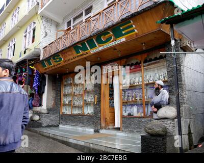 Manali, Himachal Pradesh, India - Marzo 2018: Un mercante si trova fuori da un negozio di gioielli a Manali. Foto Stock