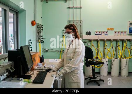 Impianto di produzione ossigeno Solio Spa laboratorio di produzione mix di riferimento (Flavio della Muzia/Fotogramma, Caponago (Monza) - 2020-04-03) p.s. la foto e' utilzzabile nel rispetto del manifesto in cui e' stata scattata, e senza intesto diffusamatorio del decoro delle persone rappresentate Foto Stock