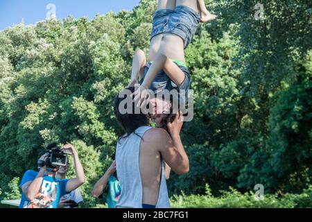 body piercing appeso al lago Foto Stock