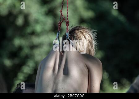 body piercing appeso al lago Foto Stock