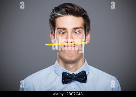 Uomo che fa le facce Foto Stock