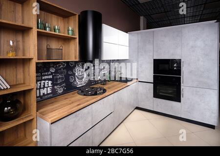 Massiccia casa urbana rustico stile loft cucina interno in legno finitura e granito con scritta in gesso sullo sfondo. Foto Stock