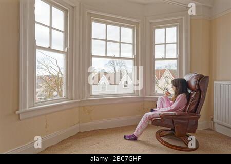 Sophie Rhian, 11, dedica del tempo al suo cellulare parlando con gli amici, isolando da sé la sua famiglia a Swansea Foto Stock