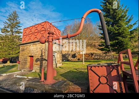 Vecchia stazione di pompaggio dell'acqua ferroviaria tradizionale per treni a vapore Foto Stock