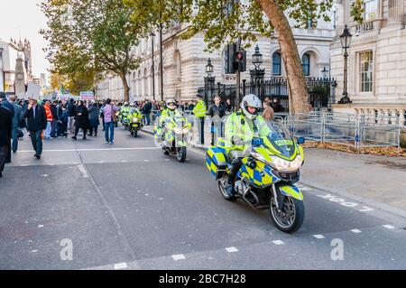 Polizia motociclisti sulla vicina 10 Downing Street. L'unità fornisce le scorte della motocicletta per arrestare & deviare il traffico dalle proteste Foto Stock