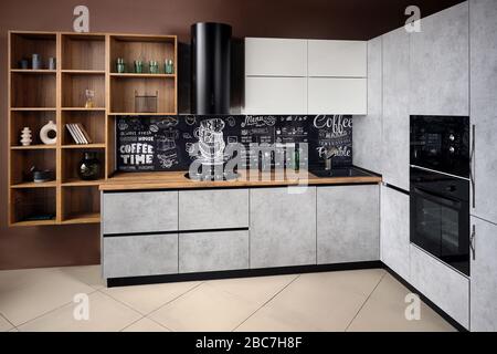 Massiccia casa urbana rustico stile loft cucina interno in legno finitura e granito con scritta in gesso sullo sfondo. Foto Stock