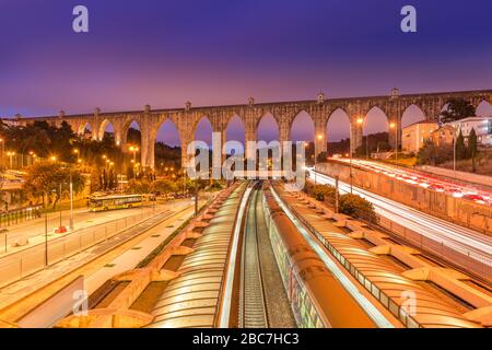 Vista sull'acquedotto di Aguas Livres e sulla stazione ferroviaria di Campolide, Lisbona, Portogallo Foto Stock