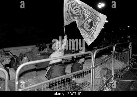 Prince Charles e Lady Diana Spencer Royal Wedding mercoledì 29 luglio 1981 Londra. La folla di wishers bene dormono fuori la notte prima lungo il Mall, il percorso della parata in modo da ottenere una vista migliore della processione reale durante il giorno di nozze delle coppie. Teen con grande bandiera souvenir Charles e Diana 1980s UK HOMER SYKES Foto Stock