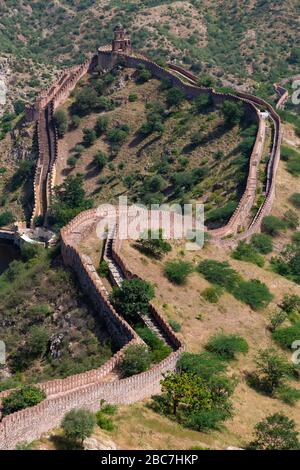 Mura fortificate e torre di guardia come visto dal Forte Jaigarh a Jaipur, India Foto Stock