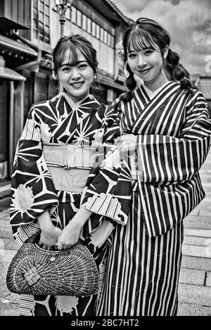 Due belle ragazze che indossano il kimono tradizionale nel quartiere di Higashi Chaya-gai, Kanazawa, Giappone. Foto Stock