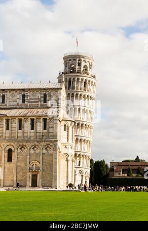 Bella vista della Torre Pendente di Pisa in Piazza dei Miracoli , Regione Toscana, Italia. Foto Stock