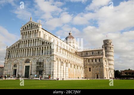 Vista panoramica della Cattedrale e della Torre Pendente di Pisa in Piazza dei Miracoli, Regione Toscana, Italia. Foto Stock