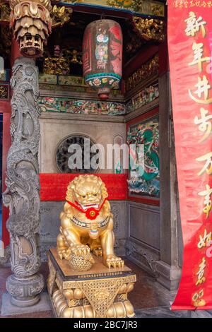 Leone Guardiano all'ingresso del Tempio Cinese Tan si Chong su, Magazine Road, Clarke Quay, Singapore Foto Stock