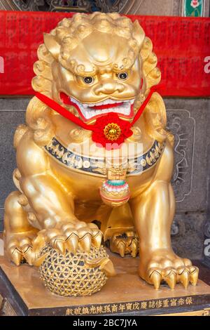 Leone Guardiano all'ingresso del Tempio Cinese Tan si Chong su, Magazine Road, Clarke Quay, Singapore Foto Stock