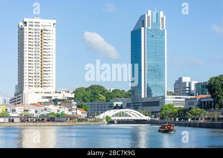 Vista del Ponte Elgin e degli alti edifici di appartamenti attraverso il Fiume Singapore, il quartiere Civico, l'Area Centrale, Singapore Foto Stock