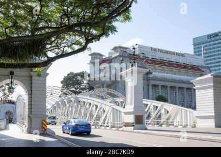The Fullerton Hotel from Anderson Bridge, Fullerton Square, Central Business District (CBD), Downtown Core, Central Area, Singapore Foto Stock