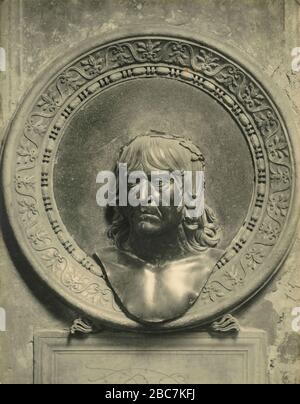 Busto bronzeo di Andrea Mantegna, scultura dell'artista italiano Sperandio Miglioli, Basilica di S. Andrea, Mantova, Italia anni Venti Foto Stock