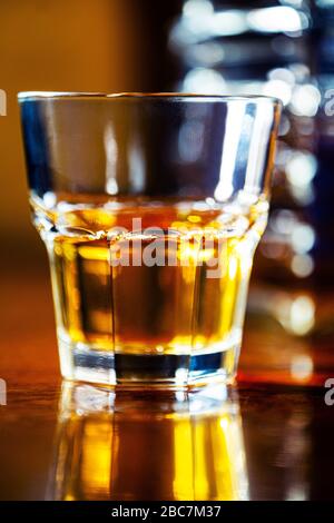 Bicchiere di whisky su un tavolo in legno verniciato Foto Stock