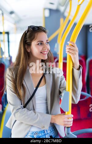 Giovane donna in autobus Foto Stock