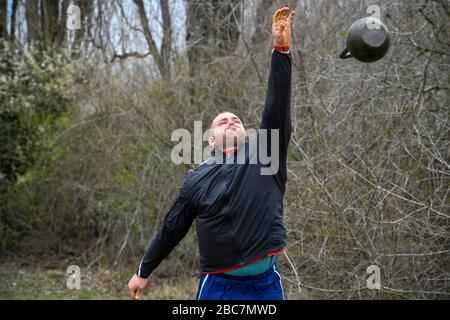 Praga, Repubblica Ceca. 03rd Apr, 2020. Atleta ceco, colpo putter Tomas Stanek, treni a Praga, Repubblica Ceca, il 3 aprile 2020. Credito: Vit Simanek/CTK Foto/Alamy Live News Foto Stock