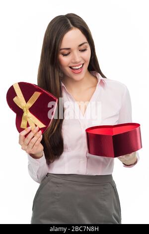 Donna che mantiene heart-shaped box Foto Stock