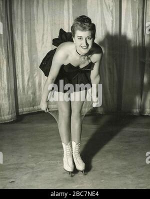 L'attrice olandese Jossy Rexis che recita a Cenerentola on Ice, Empress Hall, Londra, UK 1950 Foto Stock