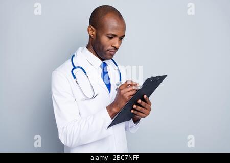 Foto di famiglia medico cupo pelle ragazzo scrivere paziente lamentarsi tenere clipboard prescrizione esame notando i dettagli di assicurazione indossare giacca da laboratorio cravatta collo Foto Stock