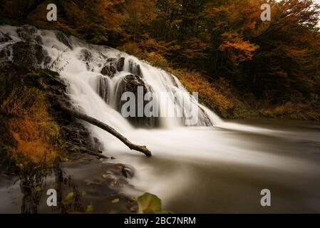 Cascata di Dokuzak. Magnifico paesaggio autunnale in Bulgaria Foto Stock