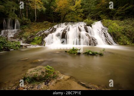 Cascata di Dokuzak. Magnifico paesaggio autunnale in Bulgaria Foto Stock