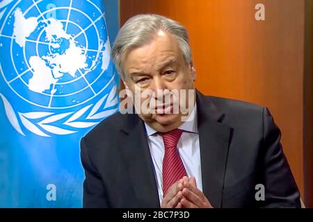 New York, Stati Uniti. 3rd Apr, 2020. Il Segretario generale delle Nazioni Unite António Guterres ha ribadito la sua richiesta di un immediato cessate il fuoco globale per combattere il COVID-19 durante una conferenza stampa virtuale dalla sede delle Nazioni Unite a New York City. ATTENZIONE EDITOR: Questo è un video schermo Grab da un web TV. Credit: Enrique Shore/Alamy Live News Foto Stock