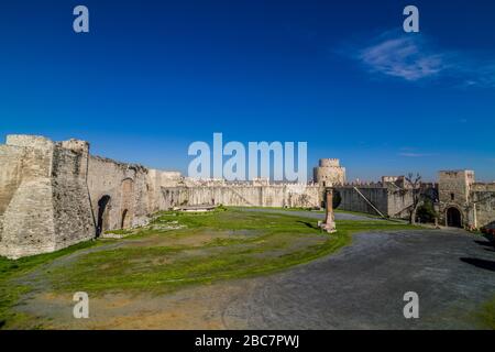 Istanbul / Turchia - Marzo 5 2019: Fortezza di Yedikule uno dei punti di riferimento più interessanti per i viaggi in Turchia e Istanbul. Costruito nel 1458 sul commi Foto Stock