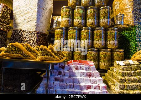 Frutta secca e della frutta a guscio e delizie turche in vendita presso la famosa Kapalicarsi Grand Bazaar, Istanbul, Turchia Foto Stock