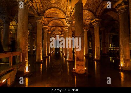 Istanbul / Turchia - Marzo 5 2019: Basilica Cistern è la più grande cisterna sotterranea di Istanbul. Usato per immagazzinare l'acqua nel passato ed è ora Foto Stock