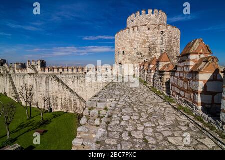 Istanbul / Turchia - Marzo 5 2019: Fortezza di Yedikule uno dei punti di riferimento più interessanti per i viaggi in Turchia e Istanbul. Costruito nel 1458 sul commi Foto Stock