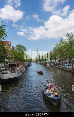 Amsterdam, Paesi Bassi -- 29 luglio 2019. Foto verticale grandangolare di persone che navigano nei bellissimi canali di Amsterdam. Foto Stock