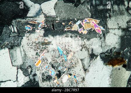 Roccia di granito sotto il microscopio 100x Foto Stock