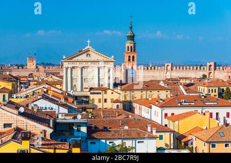 Panorama aereo della città vecchia, medievale, murata di Cittadella in provincia di Padova, Italia settentrionale, paesaggio urbano del centro storico Foto Stock