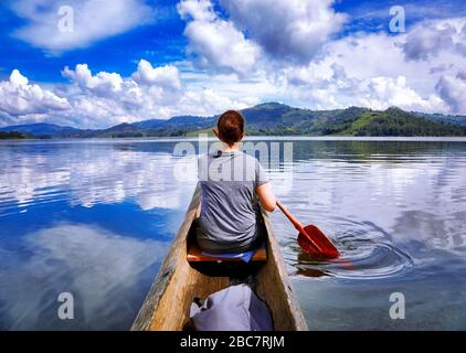 Paddling al lago Bunyonyi, Uganda Foto Stock