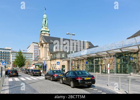 Stazione ferroviaria di Lussemburgo città con taxi in attesa di fronte Foto Stock